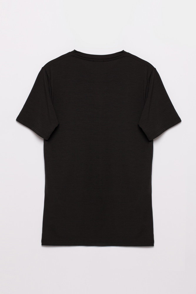 BLACK T-SHIRT V – PAKAITA SHOP